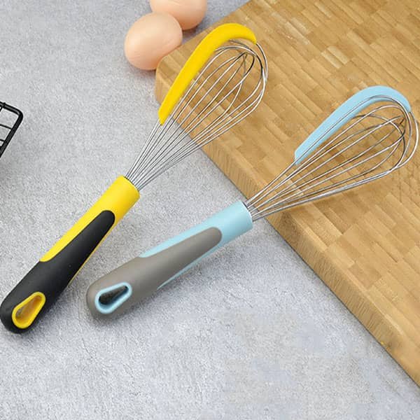 Egg whisk with scraper