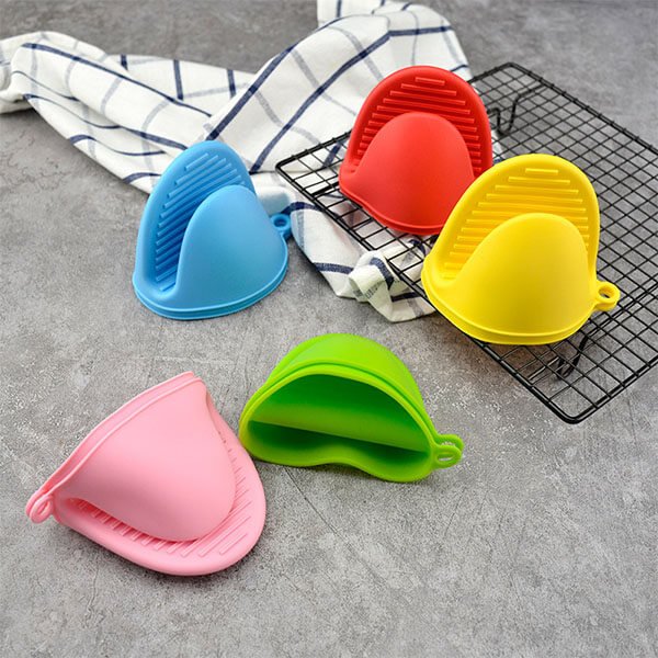 Silicone oven mitt