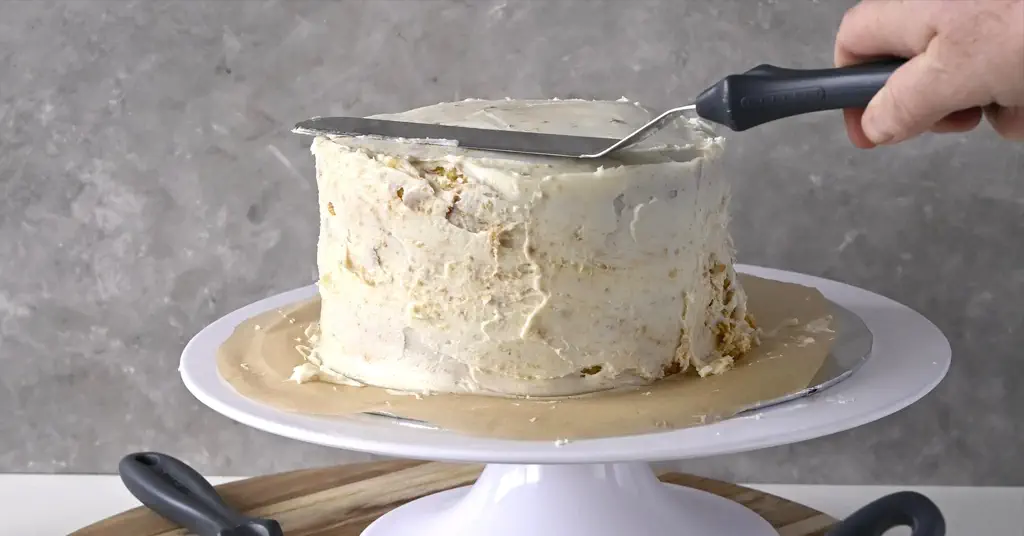 How to use a cake spatula for smooth frosting?