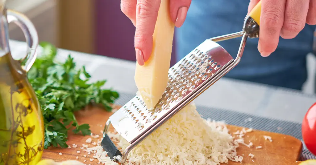 How to prevent injuries while using a cheese grater